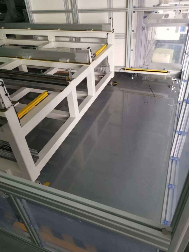 Enhancing Safety on Laptop Assembly Lines: Application Safety Light Curtains 1 Kurtyny świetlne bezpieczeństwa
